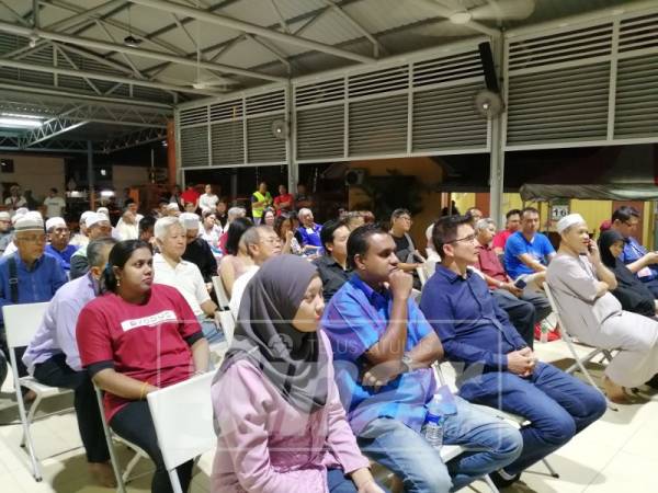 Penduduk yang hadir mendengar perkembangan penyelesaian isu Uptown Danau Kota.