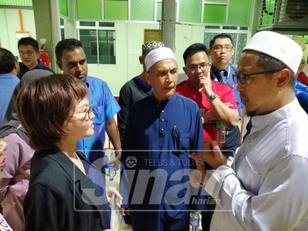 Yee Kew mendengar luahan perasaan penduduk.