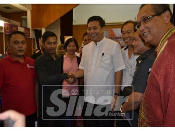 Khairuladha (dua, kanan) dan Mansor (kanan) mengiringi Kok Kiew beramah mesra dengan wakil MPKK Melaka Tengah ketika program itu.