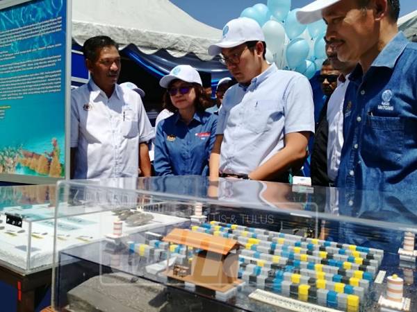 Tze Tzin (tiga, kiri) ketika melihat replika projek Panggar Kupang.