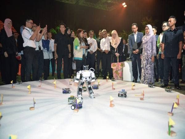 Wan Azizah melawat ruang tapak pameran pada Perasmian Yayasan Petronas di Pusat Konvensyen Kuala Lumpur hari ini. - Foto Bernama