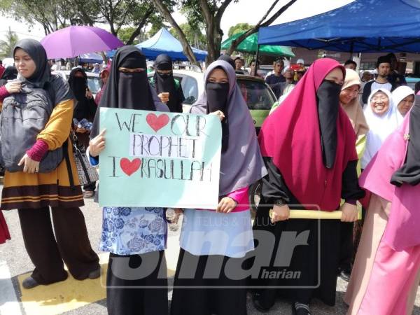 Peserta wanita turut mengambil bahagian.