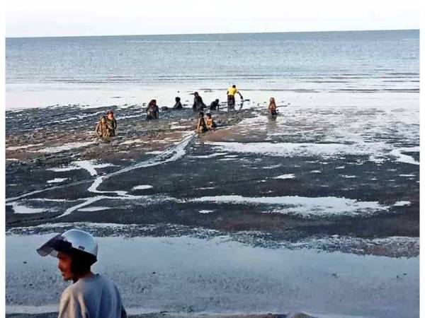 Selut yang dalam dan jauh dari pantai menyukarkan pergerakan mangsa yang keletihan. FOTO: ehsan APM Perlis