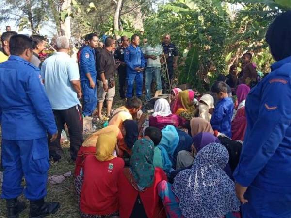 Kesemua pelarian Rohingya dikumpulkan sebelum diserahkan kepada Jabatan Imigresen. FOTO: ehsan APM Perlis