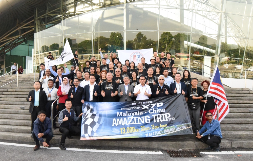 
PESERTA diraikan pihak Proton sebelum berlepas di hadapan Pusat Kecemerlangan Proton di Shah Alam, baru-baru ini.