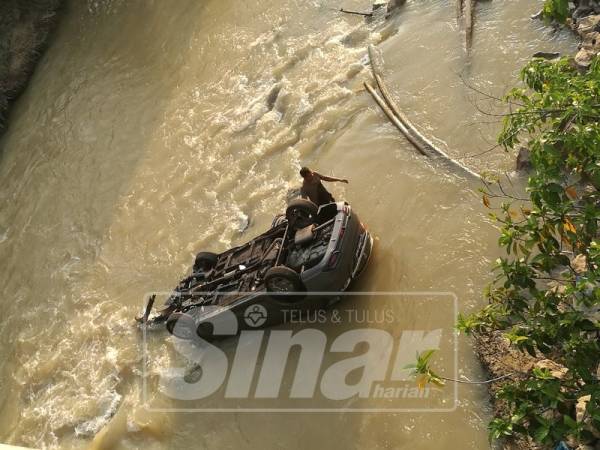 Kereta mangsa terhumban dalam sungai.