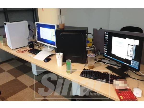 Pelbagai barang yang dirampas dalam serbuan berkenaan.