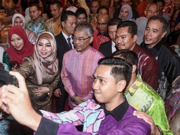Al-Sultan Abdullah berkenan beramah mesra serta berswafoto bersama para kakitangan Pengarah Kastam Negeri selepas Majlis Santapan Malam Sempena Mesyuarat Pengarah-Pengarah Kastam SeMalaysia di sebuah hotel malam ini. - Foto Bernama