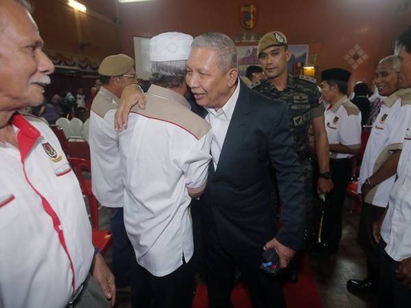 Ismail (tengah) turut memeluk veteran 69 Komando yang hadir pada Majlis 1313 Sumbangsih Warisan sempena memperingati peristiwa Lahad Datu (Op Sulu/Daulat) 2013).