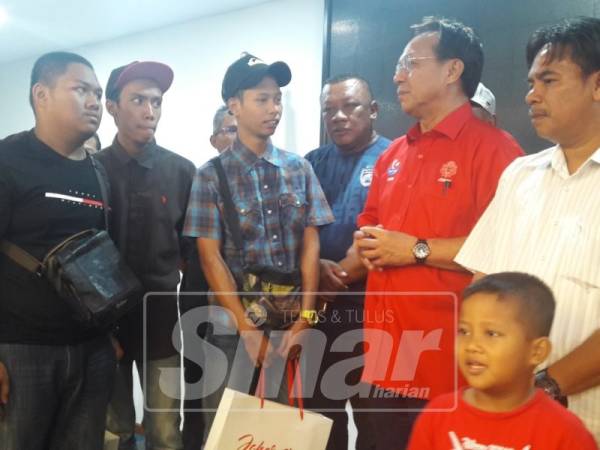 Hasni (dua, kanan) berbual dengan Muhammad Arif (empat, kiri) dan Muhammad Fitri (dua,kiri).