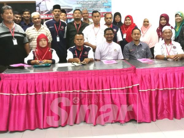 Sheikh Omar (duduk, tengah) bersama ahli Koperasi Peniaga-Peniaga Melayu Pasar Malam Kluang Berhad.