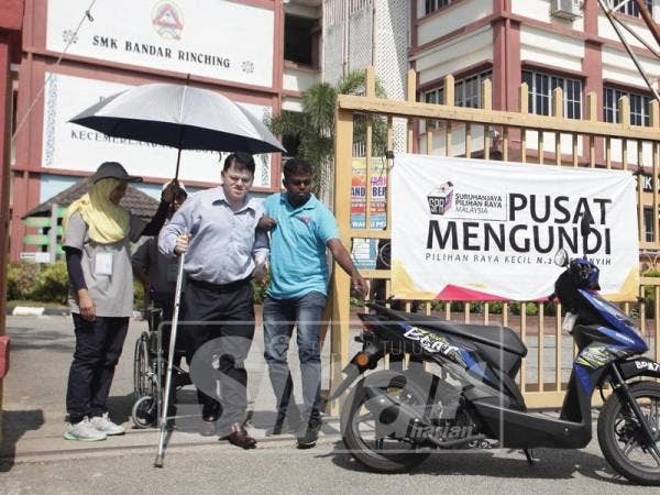 V Chandara melunaskan tanggungjawabnya sebagai pengundi di SMK Bandar Rinching, Semenyih. - FOTO: ZAHID IZZANI