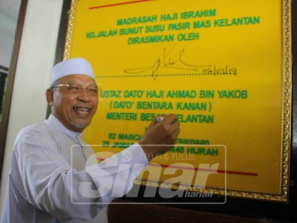 Ahmad merasmikan Madrasah Haji Ibrahim, Kampung Jalan Bunut Susu.