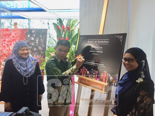 Saifuddin ditemui selepas merasmikan majlis peluncuran pameran sulung lukisan-lukisan Badariah Abdul Hamid, di sini, hari ini.