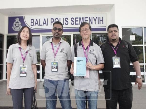 Dari kiri: Kok Fen, Victor, Swee Seng dan Alex Johnson menunjukkan gambar kesalahan yang dilakukan di hadapan Balai Polis Semenyih berkenaan kesalahan Pilihan Raya. - Foto Sinar Harian/ZAHID IZZANI