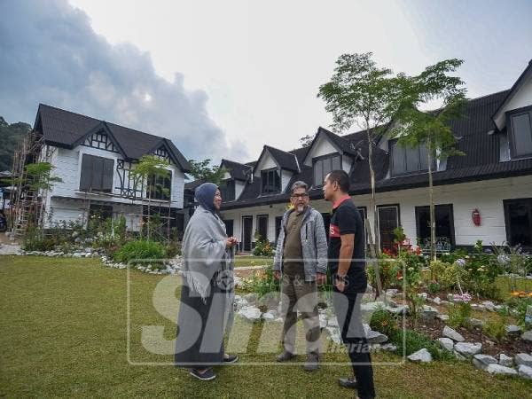 Abdul Rahman, Maryam dan anak mereka, Ahmad Myrza di hadapan homestay.