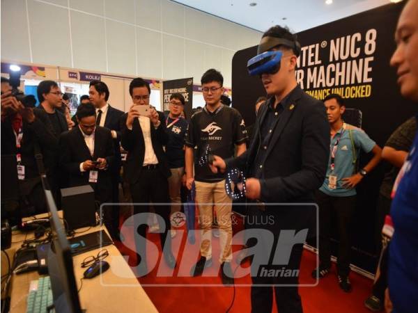 Howard Lee turut mencuba permainan realiti maya (VR) sambil diperhalikan MidOne yang disediakan sempena EPIC 2019.