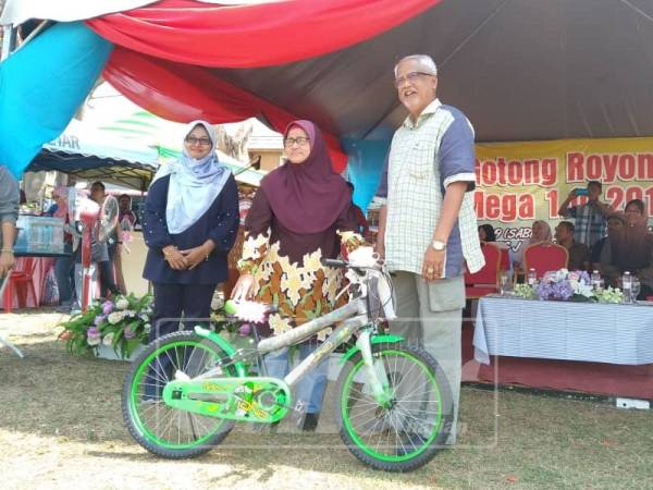 Mahfuz (kanan) hadir merasmikan Program Gotong-Royong Mega Peringkat Daerah Kota Setar di Taman Pinang Jaya,Bukit Pinang, hari ini.