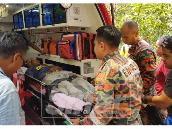 Mangsa dibawa ke Hospital Kuala Kangsar menggunakan jentera EMRS milik Bomba dan Penyelamat.