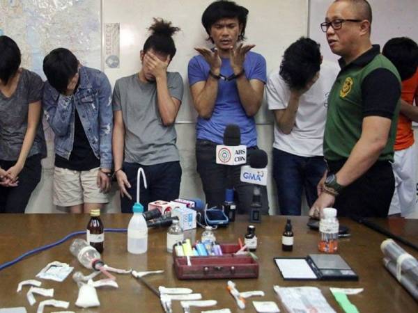 Dr Guzman (empat kiri) ditahan PDEA bersama beberapa individu yang menjadikan unit kondominiumnya sebagai port menghisap dadah.