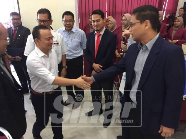 Maszlee (dua, kiri) bersalaman dengan alumni ketika hadir Karnival Semarak Budaya Politeknik dan Kolej Komuniti Zon Selatan 2019, semalam.