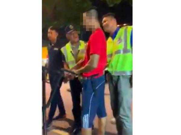 Penjaja berkenaan cuba menghalang tindakan yang dibuat anggota penguatkuasa DBKL ketika operasi pada 28 Februari lalu.