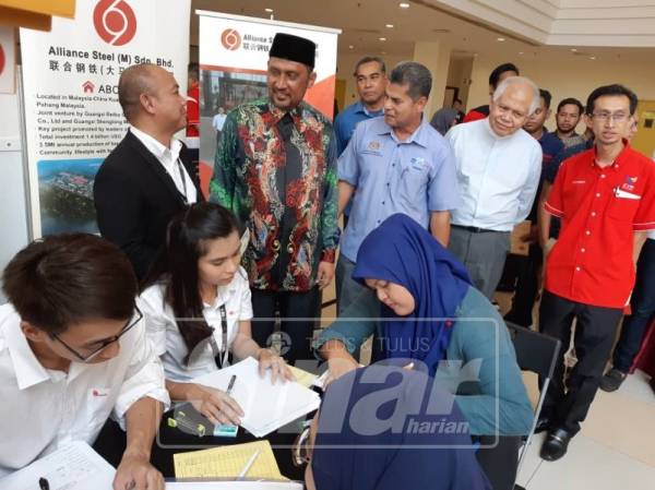 Syed Ibrahim (dua, kiri) melawat gerai syarikat yang menyertai Karnival Kerjaya Future Career Design 2019 di Kompleks Yayasan Pahang.