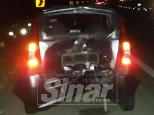 Mangsa yang menunggang motosikal melanggar belakang Perodua Viva dan terjatuh sebelum dilanggar bas ekspres di lorong kanan lebuh raya.

