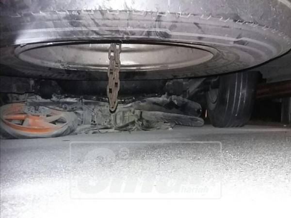 Motosikal ditunggang remaja terbabit terperosok di bawah bas ekspres berkenaan.