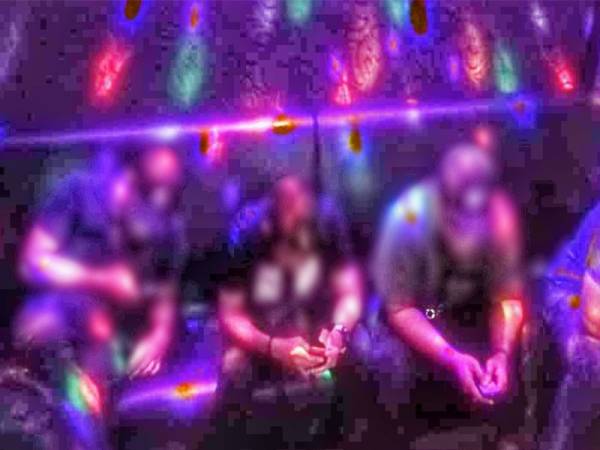 21 pengunjung ditahan dalam serbuan di sebuah pusat hiburan tengah malam tadi.