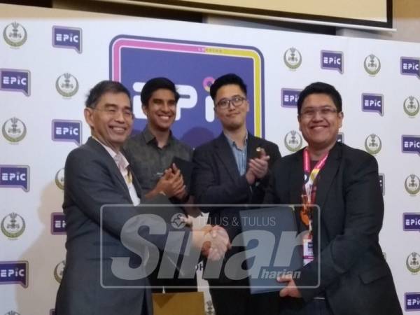 Syed Saddiq menyaksi pertukaran dokumen perjanjian yang diadakan sempena EPIC 2019.