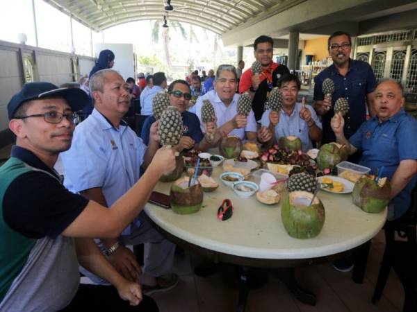 Ketua Setiausaha Kementerian Pertanian dan Industri Asas Tani Malaysia Datuk Mohd Sallehhudin Hasan (tiga, kanan) menunjukkan varieti Keningau Daimon yang akan didaftarkan sebagai nanas kebangsaan terbaru. - Foto Bernama
