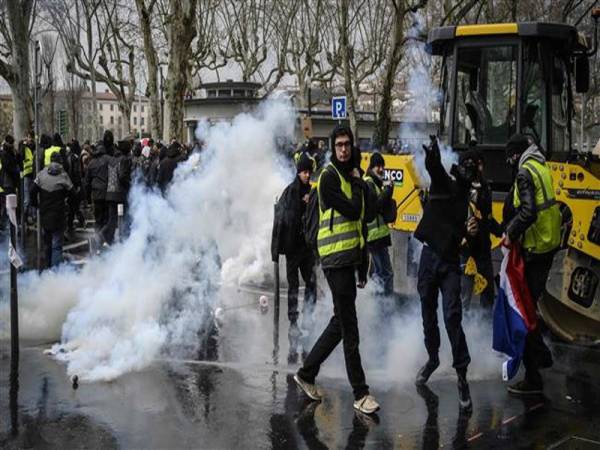 Tunjuk perasaan ves kuning masuk minggu ke-16 sejak tercetus November lalu.