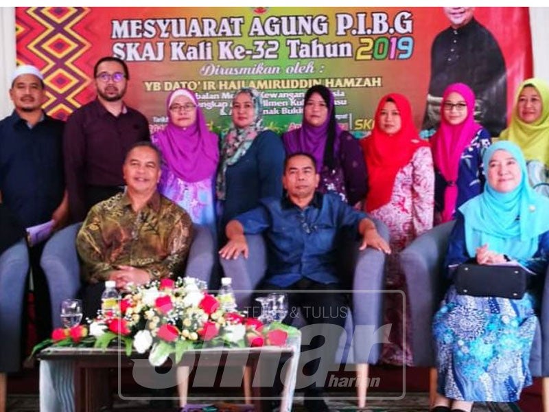 Amiruddin (kiri) bergambar bersama Ahli Jawatankuasa PIBG SK Alor Janggus.