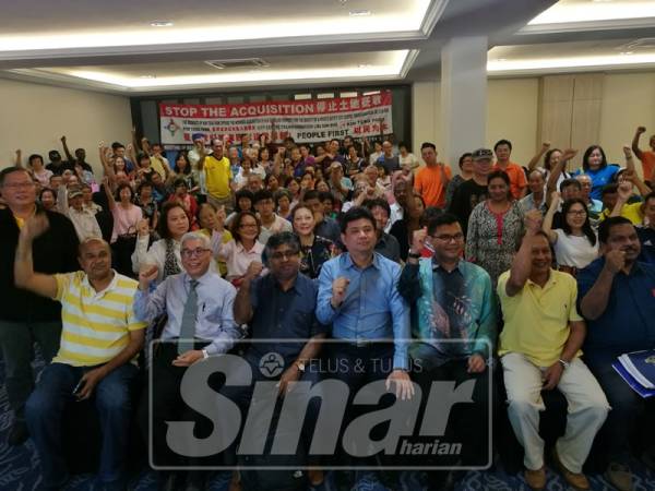 Sebahagian penduduk yang hadir bersama wakil rakyat mereka selepas sesi 'town hall' di sini, hari ini.