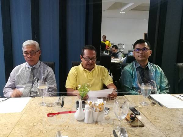 Daniel (tengah) ketika sidang media selepas sesi 'townhall' di sini, hari ini.