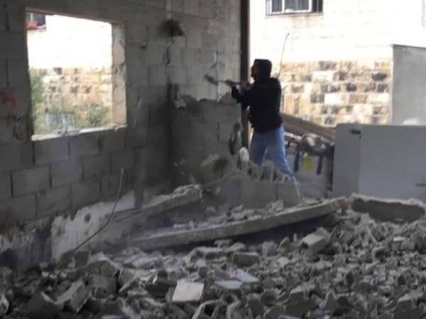 Al-Abbasi terpaksa merobohkan sendiri rumahnya bagi mengelak caj pemusnahan dan denda pihak berkuasa Israel.