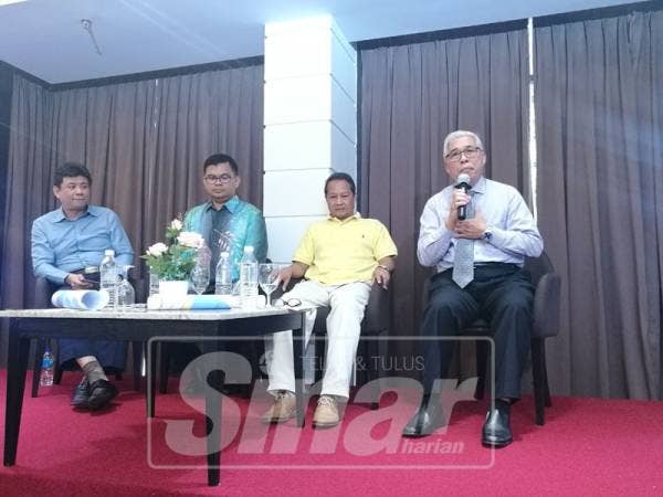 Andrew (kiri) bersama panel lain yang hadir pada sesi perbincangan di sini, hari ini.