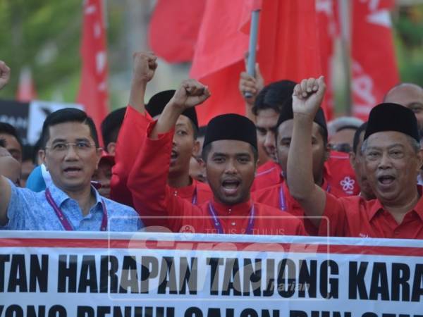Calon PH, Aiman Nazali bersama Presiden Bersatu, Tan Sri Muhyiddin Yassin dan Timbalan Presiden PKR, Datuk Seri Mohamed Azmin Ali ketika berhimpun di Kem PH di luar Dewan Sri Cempaka MPKJ. Foto: SHARIFUDIN ABDUL RAHIM
