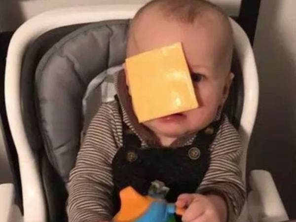 Kebanyakan bayi membuat reaksi terkejut apabila hirisan keju dilemparkan pada wajah mereka.