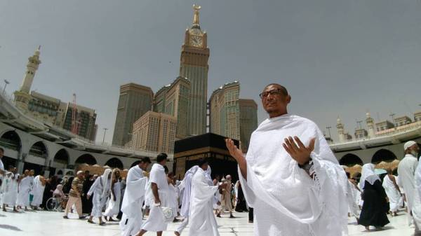 Selepas menempuh 10,000km perjalanan dengan basikal, Suliman akhirnya tiba ke Makkah menunaikan umrah.