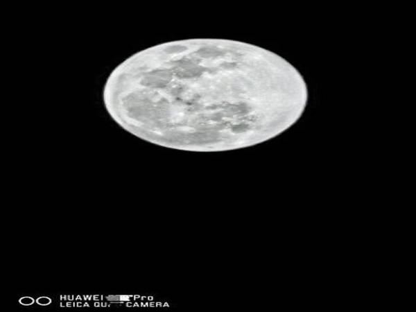 Gambaran imej bulan yang dirakam menggunakan Huawei P30 Series