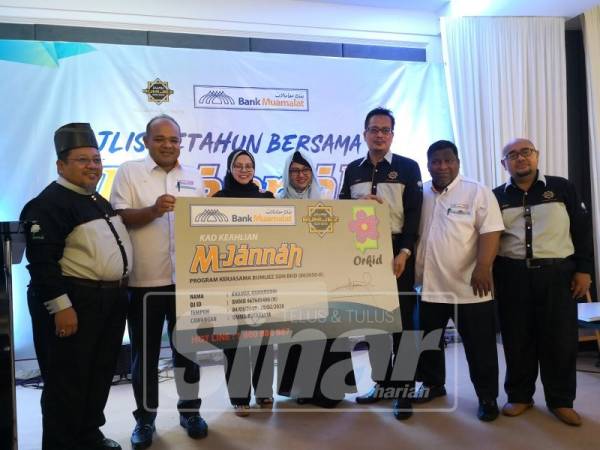 USTAZ Mohd Zainal (tengah) menyerahkan sumbangan prihatin kepada Rumah Ehsan, Kuala Kubu Bharu.