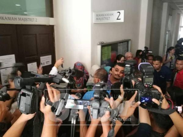 Antara petugas media yang membuat liputan di Mahkamah Majistret Petaling Jaya.