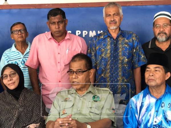 Che Johan (duduk, tengah) menjelaskan tentang banyak aduan berkaitan kebersihan pemprosesan makanan membabitkan ikan dan udang kering di kawasan utara yang diterima oleh pihaknya.