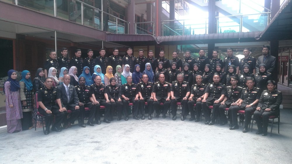 Shaharom Nizam (tujuh, kiri) dan Mohd Fauzi (enam, kanan) bergambar kenangan bersama anggota SPRM Kedah.