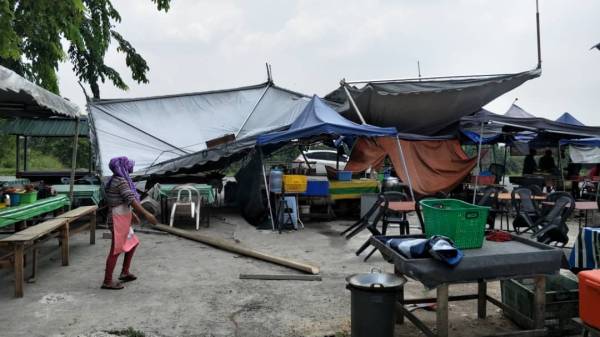 Peniaga alami kerugian hampir RM3,000 akibat kejadian tersebut.