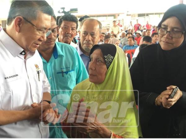 Salahuddin (kiri) bertemu Sitah (tengah) di sini, hari ini.