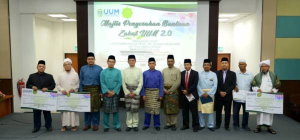 Penerima bergambar pada majlis penyerahan bantuan zakat kepada asnaf sekitar UUM dan agensi yang menguruskan hal ehwal asnaf. 