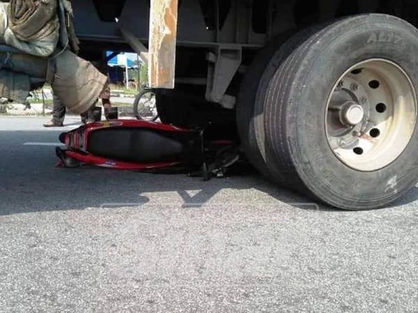 Penunggang dan motosikalnya terpesorok bawah treler.